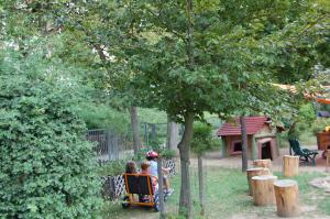 Kinder fahren mit dem neuen Kinderfahrzeug im Garten der Kita Abenteuerland.