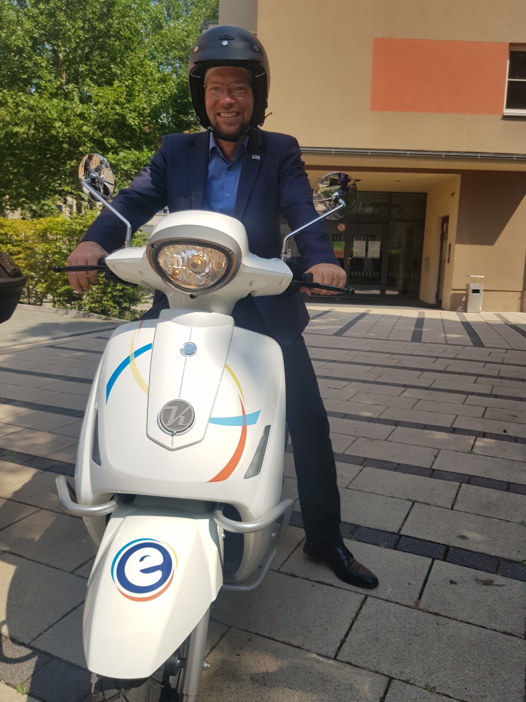Oberbürgermeister Dr. Nitzsche auf einem e-vita E-Roller