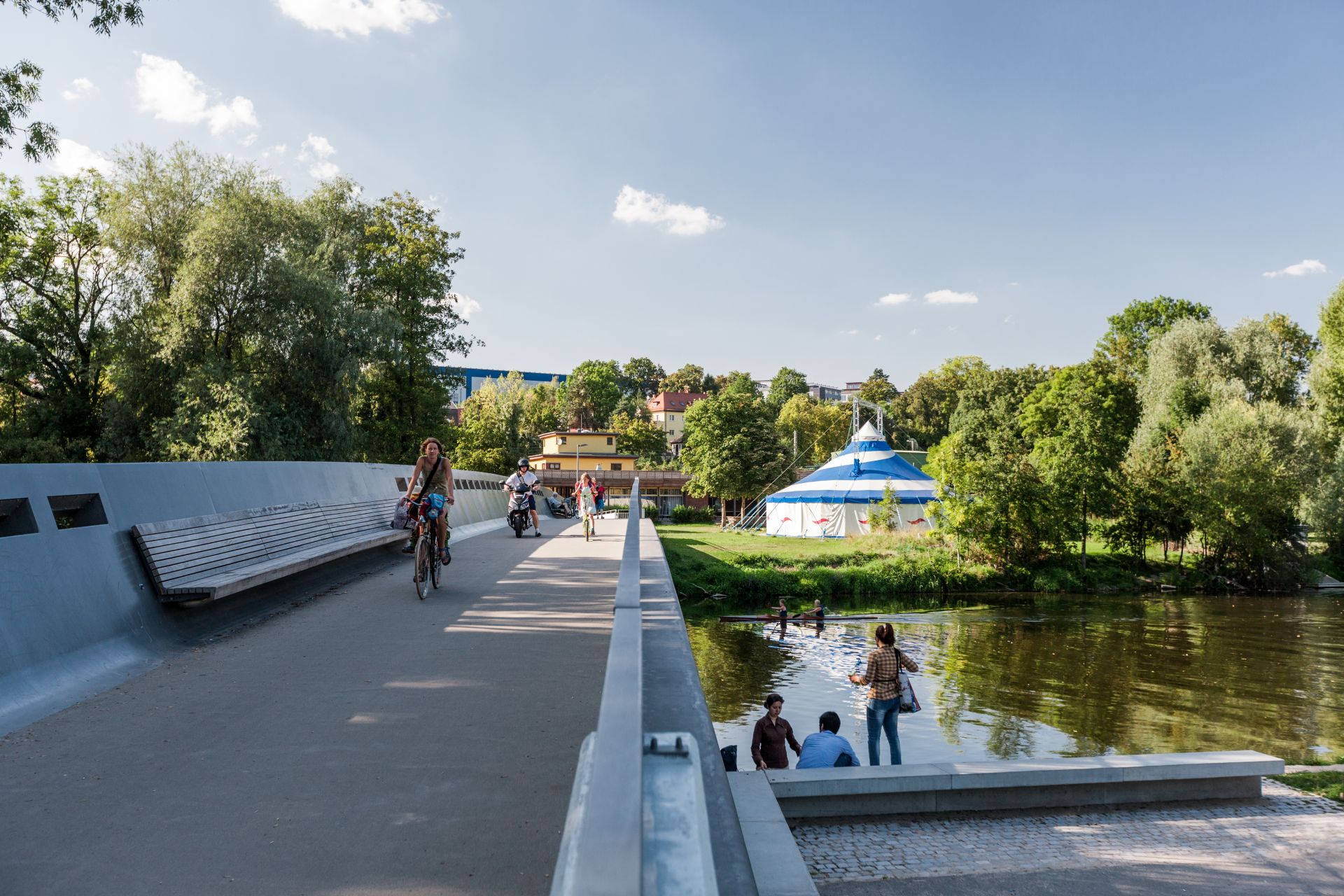 Bild von der Lichtenhainer Brücke von Osten in Richtung Westen, Radfahrer und Fußgänger.