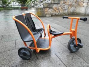 Kindertaxi - kleines Dreirad  mit Rückbank für zwei mitfahrende Kinder und Anschnallmöglichkeit