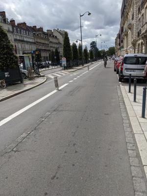 Radverkehrsmarkierung auf einer Straße in Rennes (Frankreich)