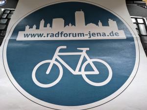 Bild www.radforum-jena.de mit Stadtsilhouette auf Tastatur