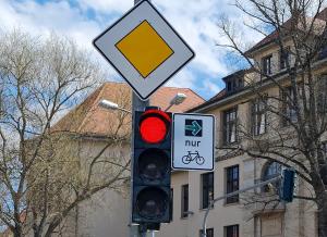 Ampel mit Vorfahrtszeichen und Grünpfeil für Radverkehr