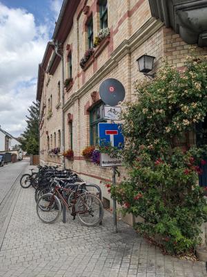 Fassade in der Schillerstraße in Jena mit Fahrradbügeln im Vordergrund