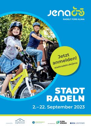 Plakat Stadtradeln Jena 2023 mit Mitv Mutter und Kind mit Helmauf dem Fahrrad, beide lächeln. Blauer hintergrund Schriftzu Stadtradeln