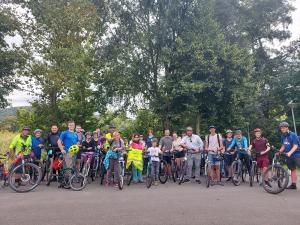 Gruppe von Radfahrenden , die zur Auftakttour des Stadtradeln in Jena aufbrechen.