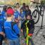 Daniel Kreutzmann von Kreutzl Fahrrad Heimsport Verleih beim Durchführen des Reparatur-Workshops für Fahrräder am Otto-Schott-Gymnasium mit Schülern der Klasse 5-1