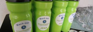 grüne Trinkflaschen mit Aufkleber STADTRADELN in Jena