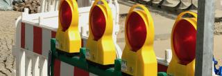 Warnbarken mit Baustellen-Absperrung