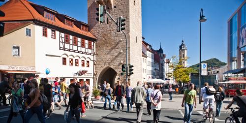 Blick auf die Fußgängerampel Johannisstraße in Jena mit vielen Fußgängern