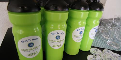 grüne Trinkflaschen mit Aufkleber STADTRADELN in Jena