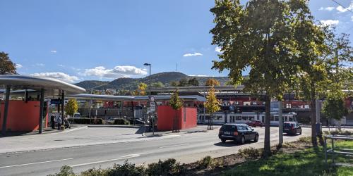 Busbahnhof Jena, im Hintergrund der Paradiesbahnhof und die Straßenbahnhaltestelle