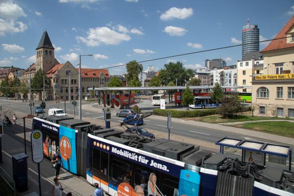 Blick vom Paradiesbahnhof auf Straßenbahnhaltestelle und Busbahnhof in RIchtung Volksbad