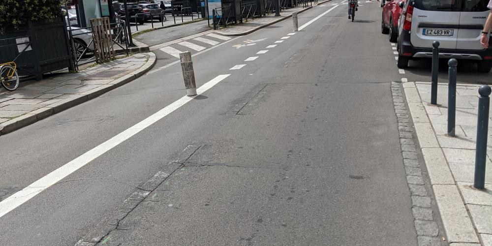 Radverkehrsmarkierung auf einer Straße in Rennes (Frankreich)