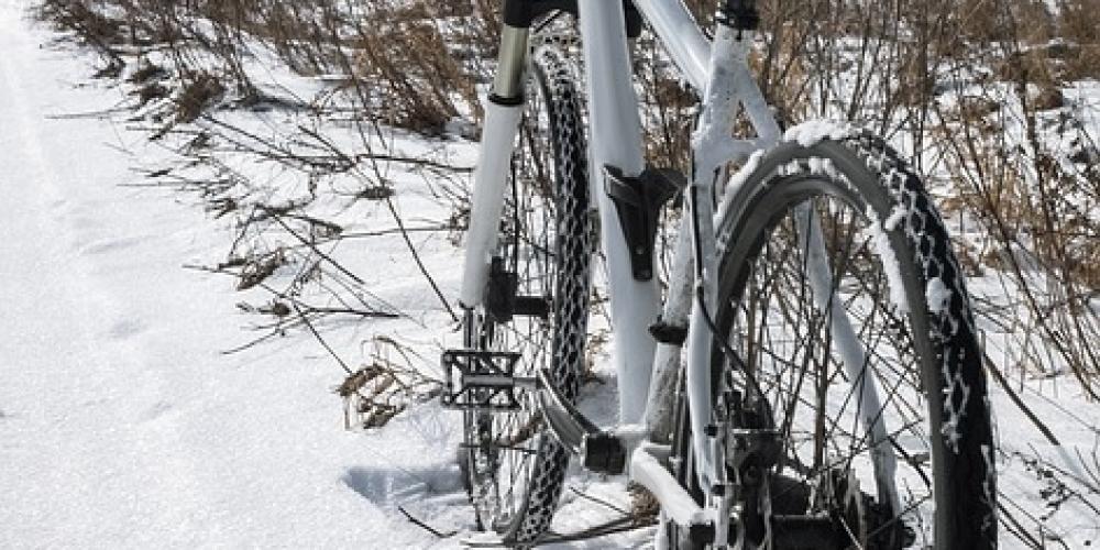 Fahrrad im Schnee am Feldrand