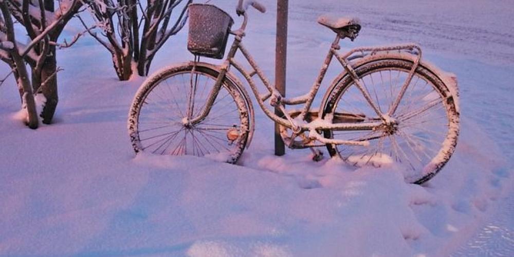 Fahrrad an Laterne im Schnee