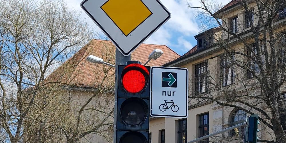 Ampel mit Vorfahrtszeichen und Grünpfeil für Radverkehr