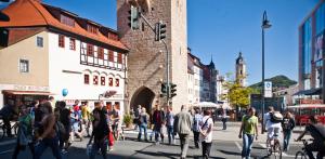 Blick auf die Fußgängerampel Johannisstraße in Jena mit vielen Fußgängern