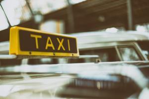 Dach eines Taxis mit Taxischild