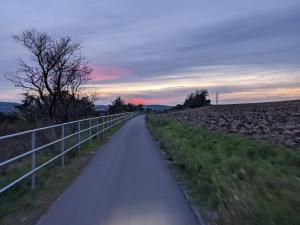 Blick auf den Radweg Thüringer Städtekette am Abend