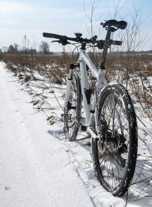 Fahrrad im Schnee am Feldrand