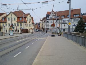 Bild von der Camsdorfer Brücke in Richtung Osten zu Grünen Tanne und der Ampel