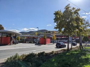 Busbahnhof Jena, im Hintergrund der Paradiesbahnhof und die Straßenbahnhaltestelle