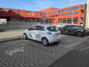 Carsharing-Station Am Anger 26 in Jena, mit E-Carsharing, im Hintergrund das Gefahrenabwehrzentrum