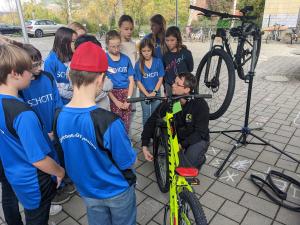 Daniel Kreutzmann von Kreutzl Fahrrad Heimsport Verleih beim Durchführen des Reparatur-Workshops für Fahrräder am Otto-Schott-Gymnasium mit Schülern der Klasse 5-1