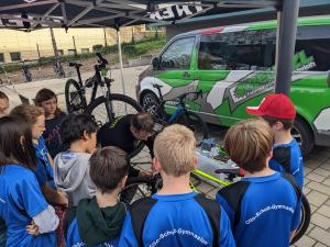 Daniel Kreutzmann von Kreutzl Fahrrad Heimsport Verleih beim Durchführen des Reparatur-Workshops für Fahrräder am Otto-Schott-Gymnasium mit Schülern der Klasse 5-1