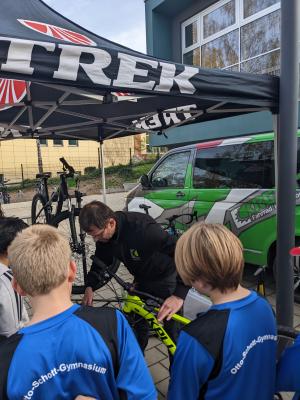 Daniel Kreutzmann von Kreutzl Fahrrad Heimsport Verleih beim Durchführen des Reparatur-Workshops für Fahrräder am Otto-Schott-Gymnasium mit Schülern der Klasse 5-1