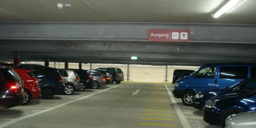 Bild von einer Parkebene im Parkhaus am Klinikum Lobeda