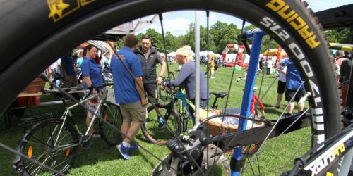 Bild durch ein Fahrrad-Rad hindurch auf den Radtag 2018