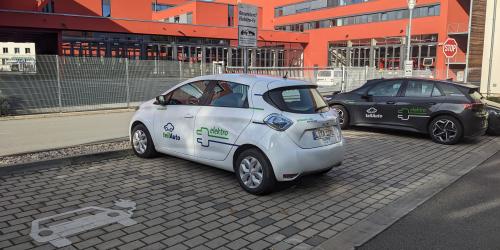 Carsharing-Station Am Anger 26 in Jena, mit E-Carsharing, im Hintergrund das Gefahrenabwehrzentrum