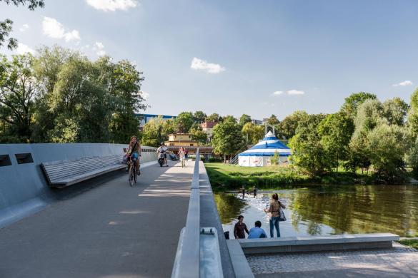 Bild von der Lichtenhainer Brücke von Osten in Richtung Westen, Radfahrer und Fußgänger