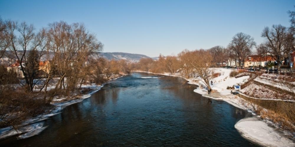 Blick auf die Saale nach Norden von der Camsdorferbrücke aus, Winter