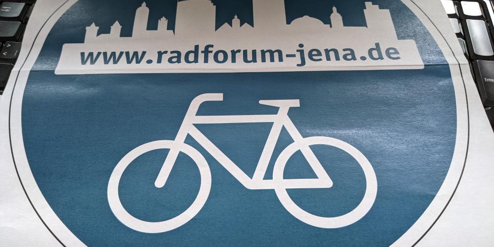 Bild www.radforum-jena.de mit Stadtsilhouette auf Tastatur