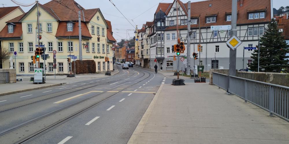 Bild von der Camsdorfer Brücke in Richtung Osten zu Grünen Tanne und der Ampel