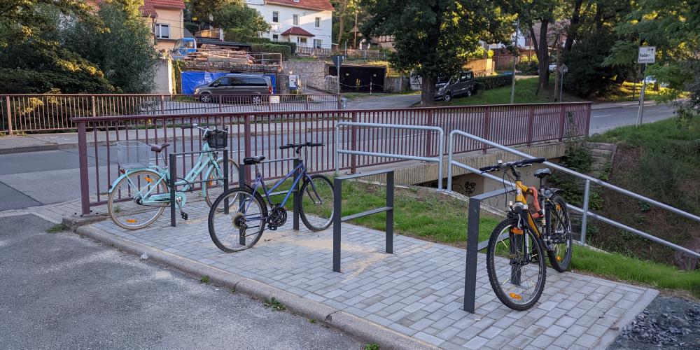 Fahrradabstellbügel Endhaltestelle Jena Ost mit 3 Fahrrädern