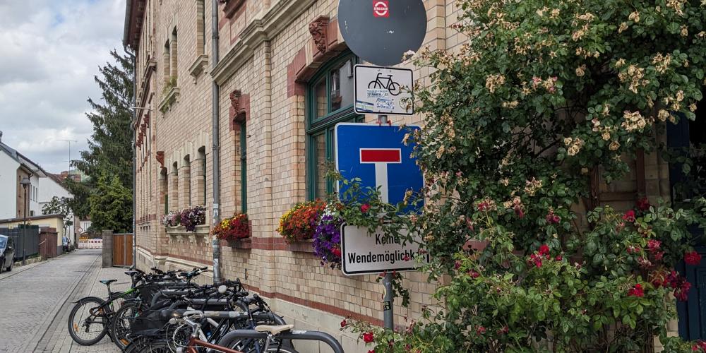 Fassade in der Schillerstraße in Jena mit Fahrradbügeln im Vordergrund