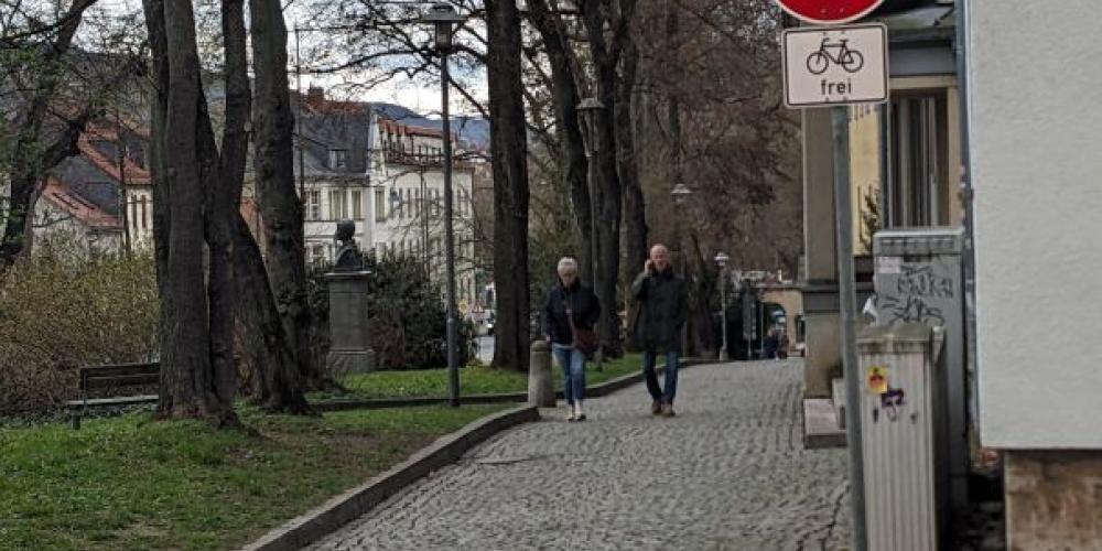 Nebenfahrbahn am Fürstengraben in Jena mit Beschilderung Einbahnstraße Rad frei