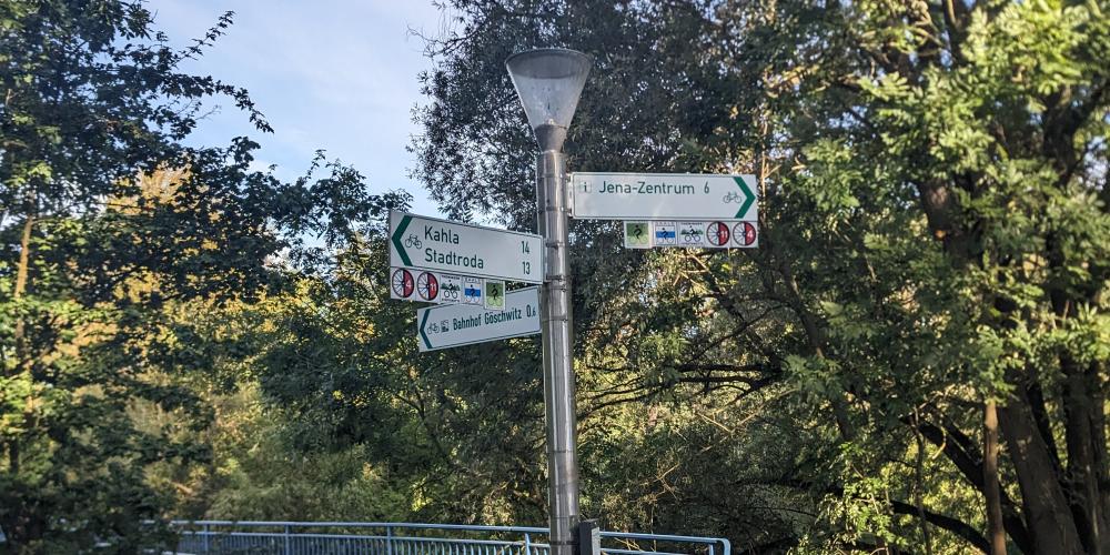 Fahrradwegweiser an der Fußgängerbrücke von Lobeda West nach Göschwitz, Bäume Himmel