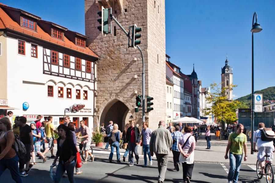 Blick auf die Fußgängerampel Johannisstraße in Jena mit vielen Fußgängern
