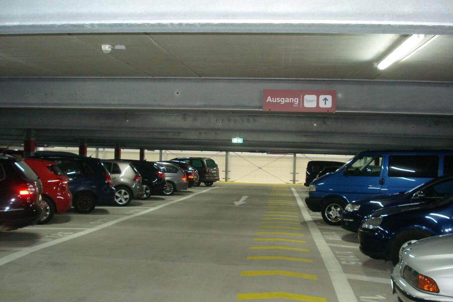 Bild von einer Parkebene im Parkhaus am Klinikum Lobeda