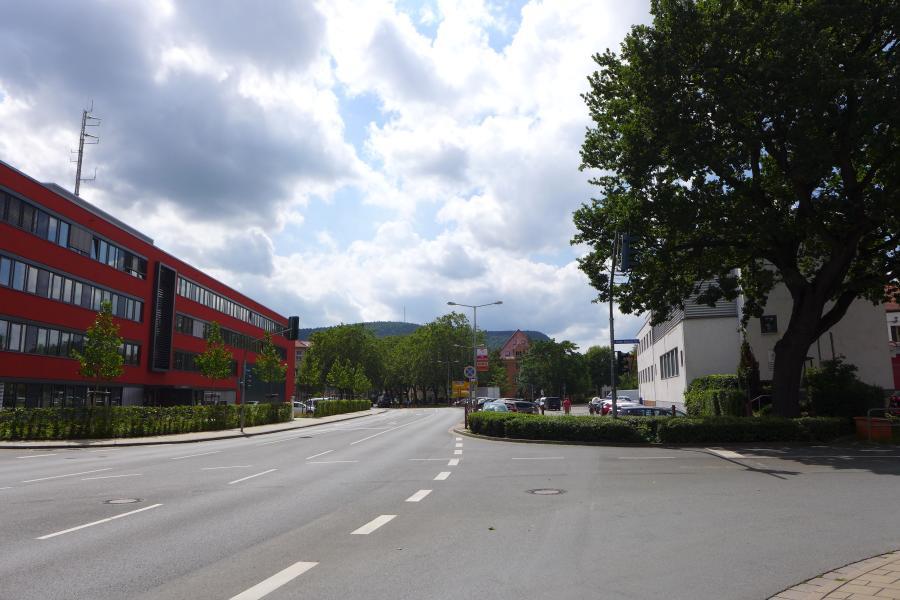 Kreuzung Am Anger / Käthe-Kollwitz-Straße gesehen vo n Norden aus, großer geschützter Baum auf der rechten Bildseite, Jahreszeit: Sommer