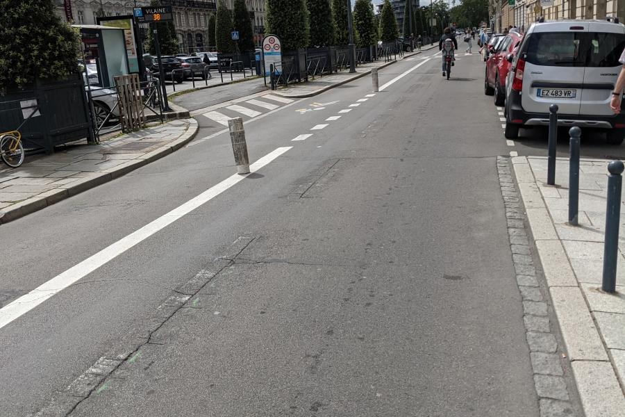 Radverkehrsmarkierung auf einer Straße in Rennes (Frankreich)