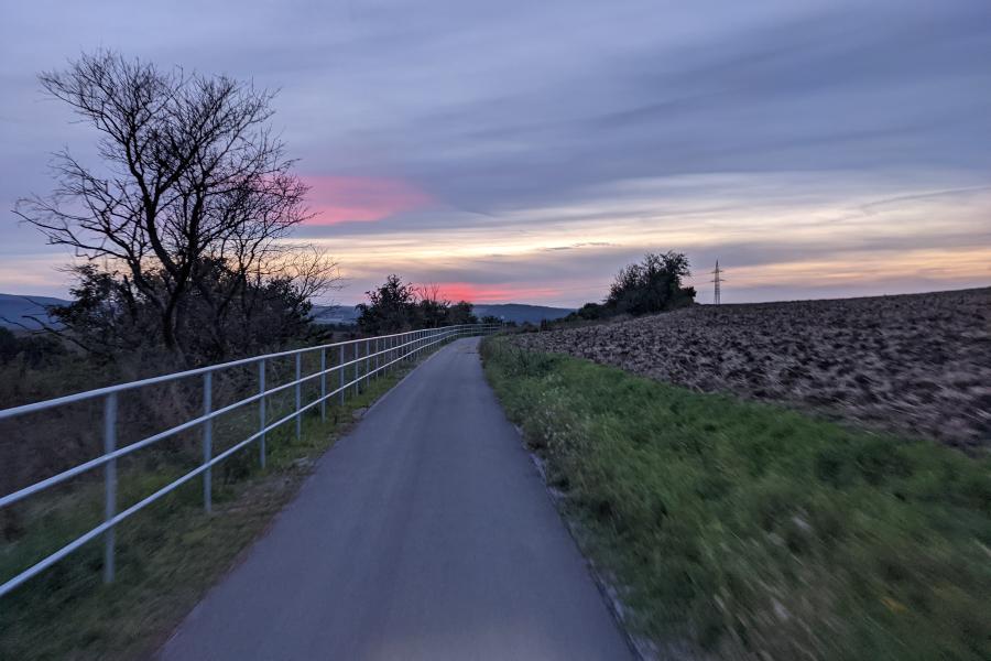 Blick auf den Radweg Thüringer Städtekette am Abend