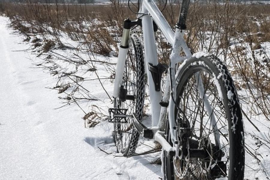 Fahrrad im Schnee am Feldrand
