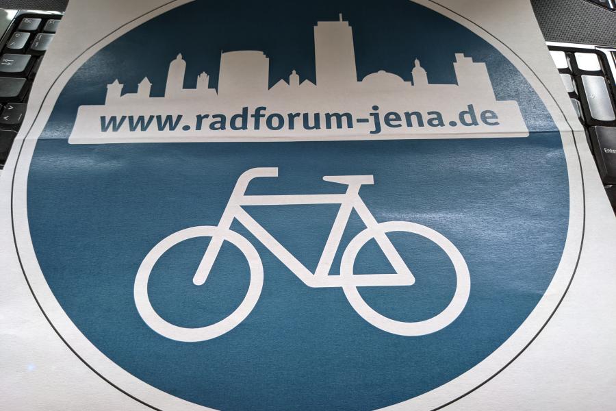 Bild www.radforum-jena.de mit Stadtsilhouette auf Tastatur
