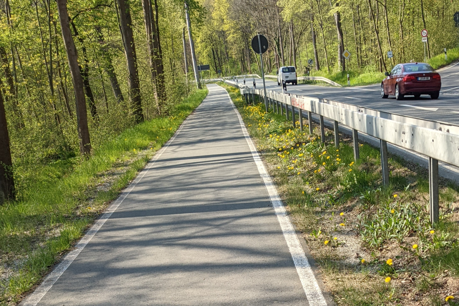 BIld vom Radweg im Mühltal neben der Straße